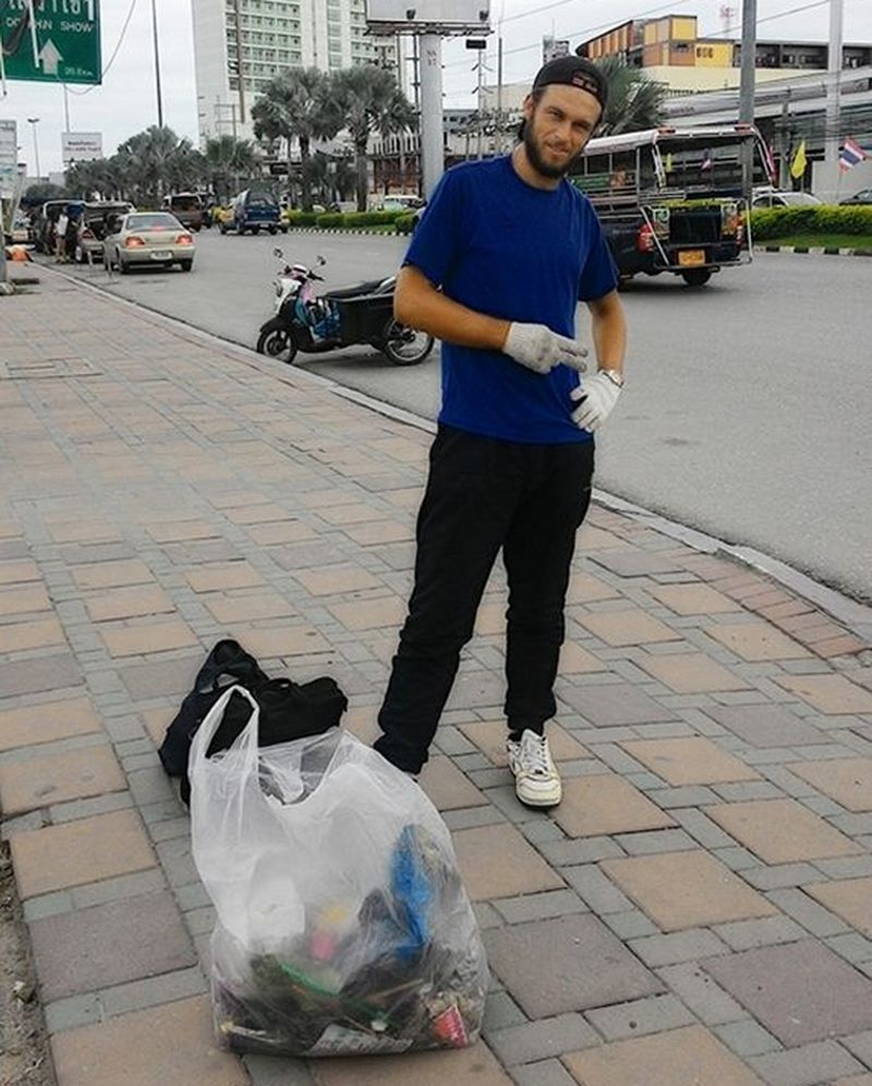 Thais loben einen Ausländer der in Pattaya den Müll von den Straßen sammelt