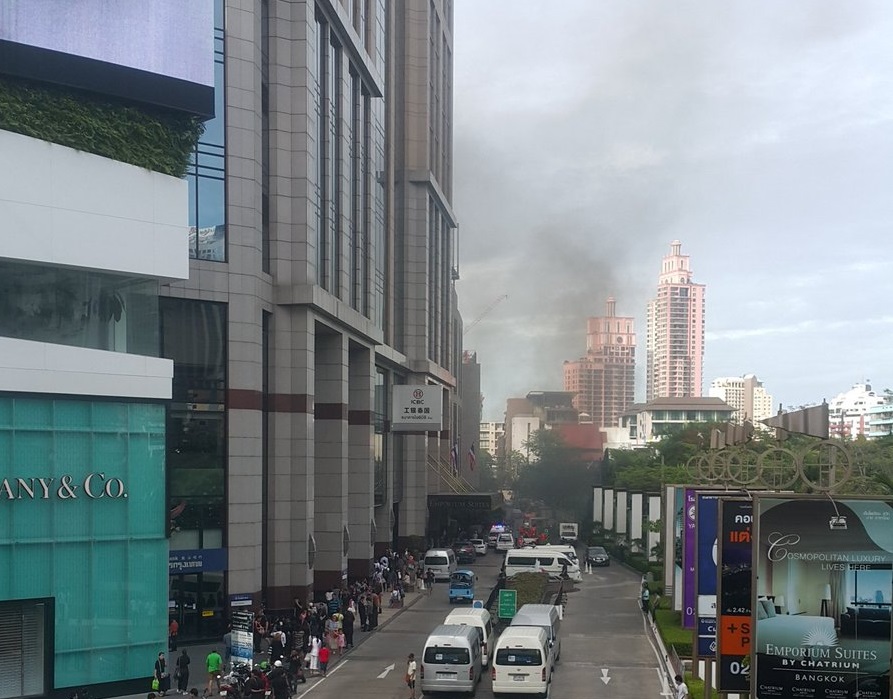 Feuer im Luxus Einkaufszentrum Emporium in Bangkok ausgebrochen