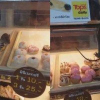 Kunden filmen eine Ratte beim Donat Essen in einer Tops-Filiale in Bangkok
