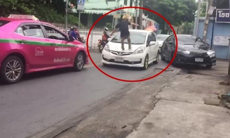 Bangkoker Taxifahrer rastet aus und greift einen Ausländer an