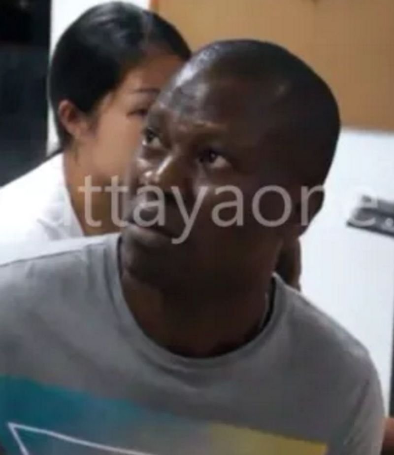 Nigerianer und seine Thai-Freundin werfen 200 Gramm Ice auf die Straße