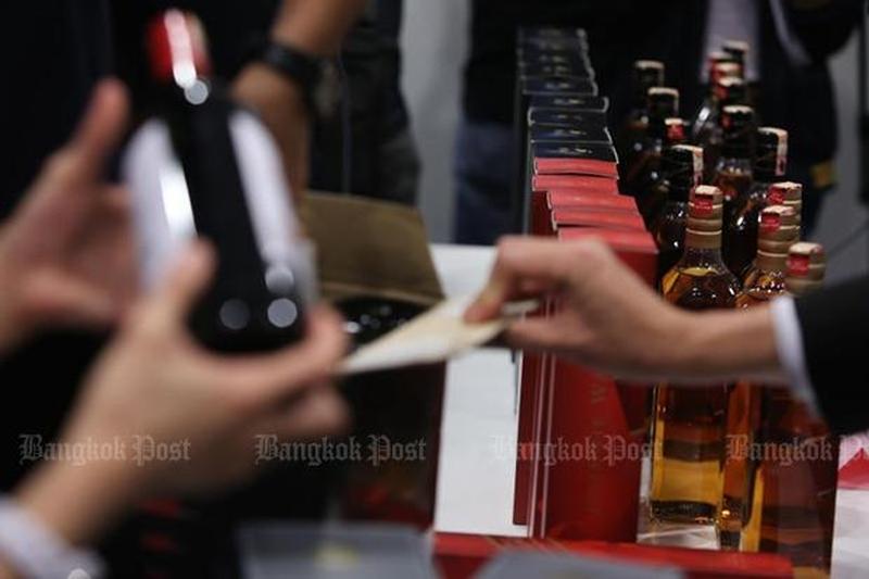 Das DSI beschlagnahmt mehr als 2700 Flaschen gepantschten Markenalkohol