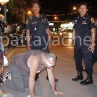 Motorradtaxifahrer schlagen einen 62-jährigen Franzosen auf der Beach Road in Pattaya brutal zusammen