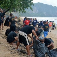 Einheimische und Touristen säubern den Strand von Ao Nang