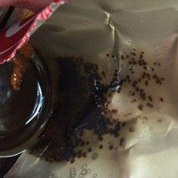 Thai Frau findet eine nicht identifizierte schwarze Substanz in ihrer Cola-Dose
