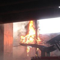 Feuer wütet in einem Aufzugsschacht der BTS Station On Nut
