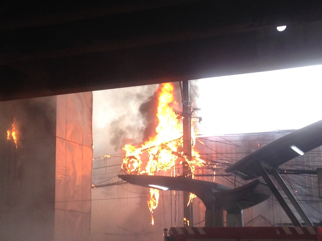 Feuer wütet in einem Aufzugsschacht der BTS Station On Nut