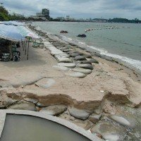 Marine Offiziere in Pattaya kümmern sich vor der Hochsaison um die Sicherheit der Fähren und um die Strand Erosion