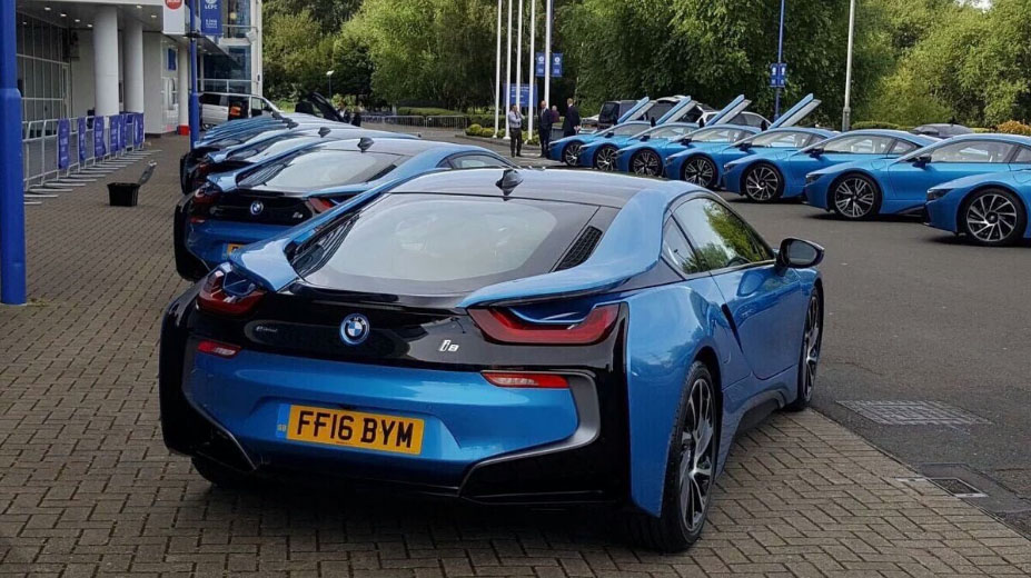 Der thailändische Besitzer der Leicester City Fußballmannschaft schenkt jedem Spieler einen neuen BMW