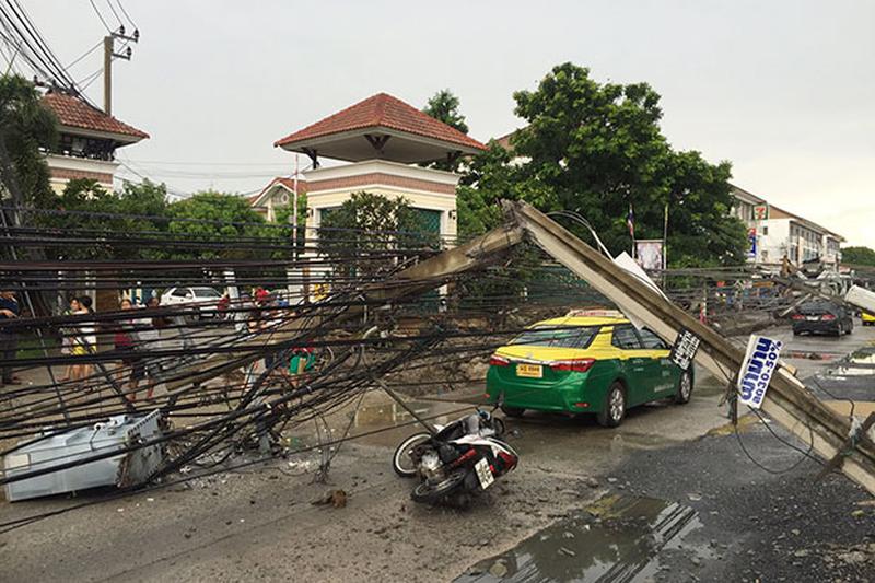 Schwere Sturmschäden in Samut Prakan