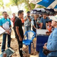 Beamte in Pattaya verwarnen einige Liegestuhl und Sonnenschirm Anbieter in Jomtien