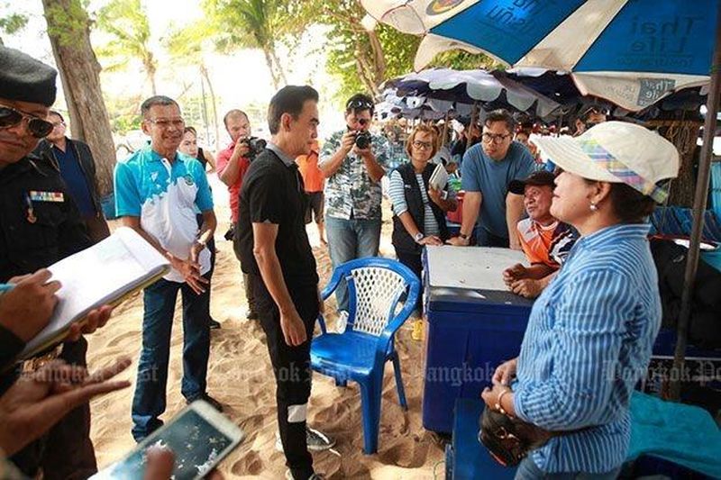 Beamte in Pattaya verwarnen einige Liegestuhl und Sonnenschirm Anbieter in Jomtien