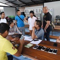 Burmesischer Dieb will seine geklauten Handys an die Polizei verkaufen