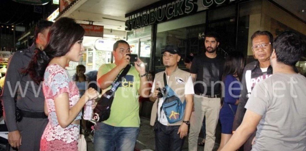 Ausgeraubter Inder schnappt sich selber den Dieb und liefert ihn der Polizei aus