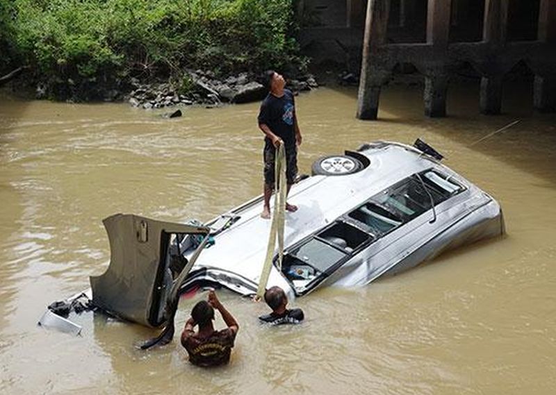 Ein Toter und vier verletzte Touristen nach Minivan Absturz in einen Kanal