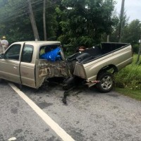 Frau auf Phuket spaltet bei einem Unfall ihren Pickup in zwei Teile