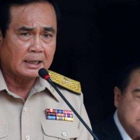 Premierminister Prayuth verteidigt die Anwendung des Artikels 44 zur Suspendierung von Bangkok Gouverneur