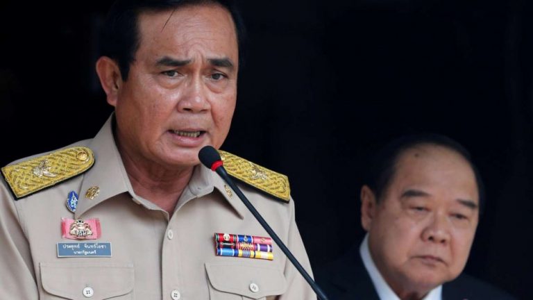 Premierminister Prayuth verteidigt die Anwendung des Artikels 44 zur Suspendierung von Bangkok Gouverneur
