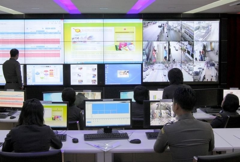 Thailändische Einwanderungspolizei überwacht die Bewegungen aller osteuropäischen Männer