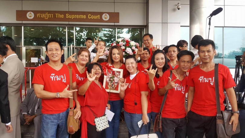 Mehr als 100 Rothemden unterstützen die ehemalige Premierministerin Yinglak vor dem obersten Gerichtshof
