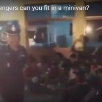 Unglaublich: Polizei entdeckt in einem Minivan 41 Fahrgäste