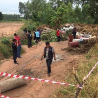 50 Fässer mit übelriechenden Chemikalien illegal neben einem Dorf entsorgt