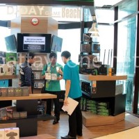 Tausende illegale DVDs und CDs im neuen Einkaufszentrum am Hafen in Pattaya beschlagnahmt