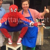 In Pattaya liefert Spiderman persönlich Somtam aus