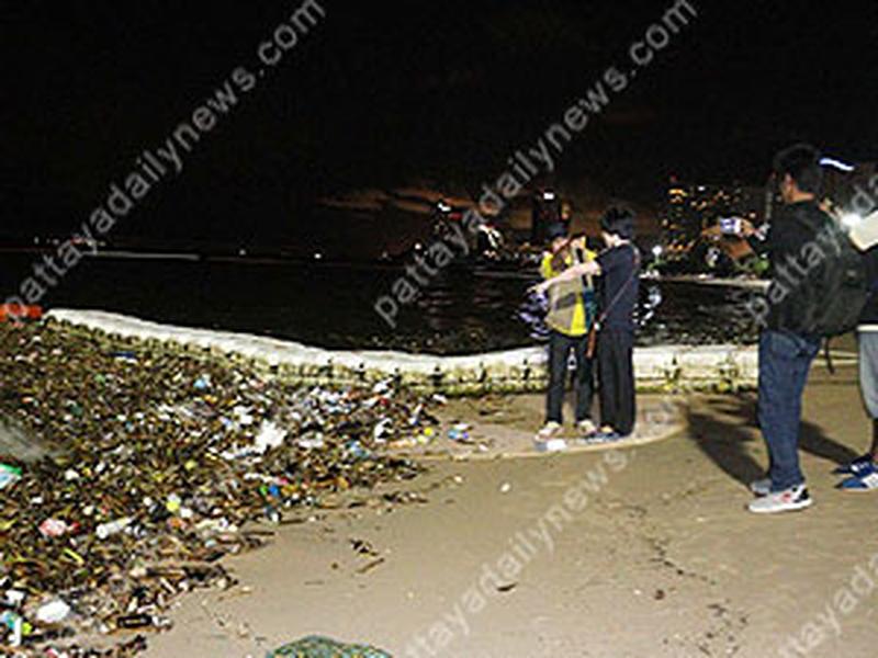 Über eine Tonne Müll am Strand von Pattaya angespült