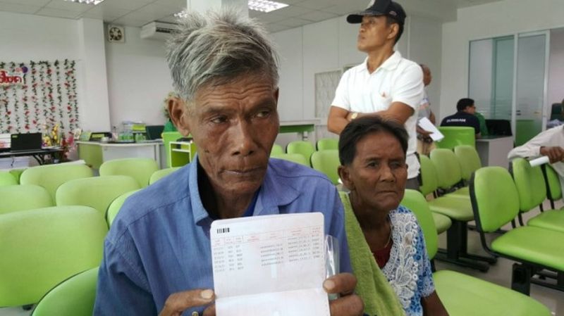 Alter Mann verliert 15.000 Baht und bekommt mehr als eine Millionen Baht gespendet