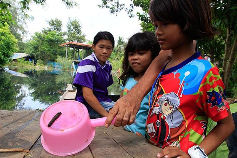 Zu den Überschwemmungen in Ayutthaya kommt jetzt noch eine Blutegel Plage