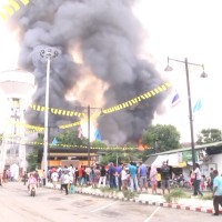 Feuer zerstört die Touristische Sehenswürdigkeit Talad Bang Luang in Nakhon Pathom