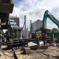 Bau Kran stürzt auf den Gehweg der Sukhumvit Straße