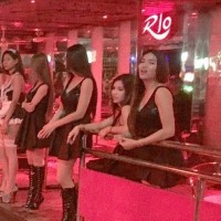 Thailands Rotlicht Bezirke haben wieder geöffnet und präsentieren sich in Schwarz
