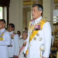 Kronprinz Maha Vajiralongkorn bittet um Verzögerung bevor er zum König proklamiert wird