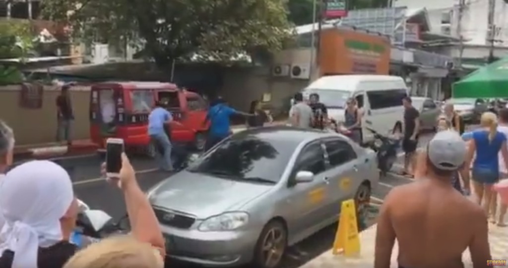 Wüste Straßenschlägerei zwischen Thais und Ausländern auf Phuket