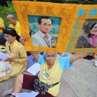 Menschen in ganz Thailand versammeln sich und beten für eine Genesung des Königs