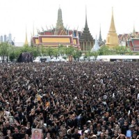 Auch dieses Wochenende trauern Hundertausende Menschen in vielen Städten Thailands