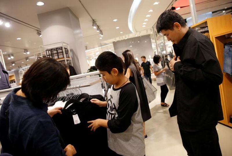 Behörden warnen Einzelhändler vor Preiswucherei bei schwarzer Kleidung