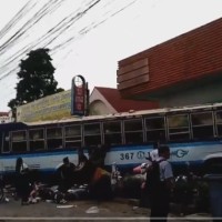 Stadtbus beschädigt 61 Fahrzeuge und verletzt 12 Menschen