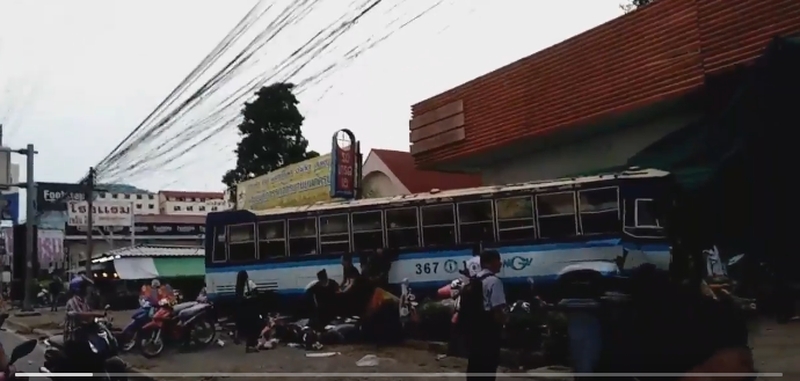 Stadtbus beschädigt 61 Fahrzeuge und verletzt 12 Menschen