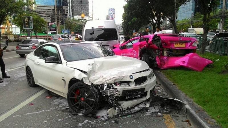 Ehemaliges Motor Show Modell verschrottet ihren neuen BNW in Bangkok