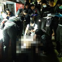 Polizei prügelt einen Mann während einer Razzia in der Öffentlichkeit zu Tode