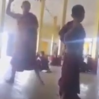 Internet Nutzer auf der Suche nach einem prügelnden Mönch