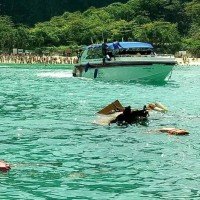 Schnellboot versenkt vor Phi Phi ein Longtailboot mit Touristen an Bord