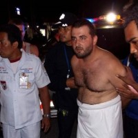 Verrückter Ausländer wird in ein Krankenhaus auf Phuket eingeliefert