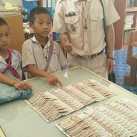 Zwei Schuljungen finden 100.000 Baht in einer gespendeten Jeans