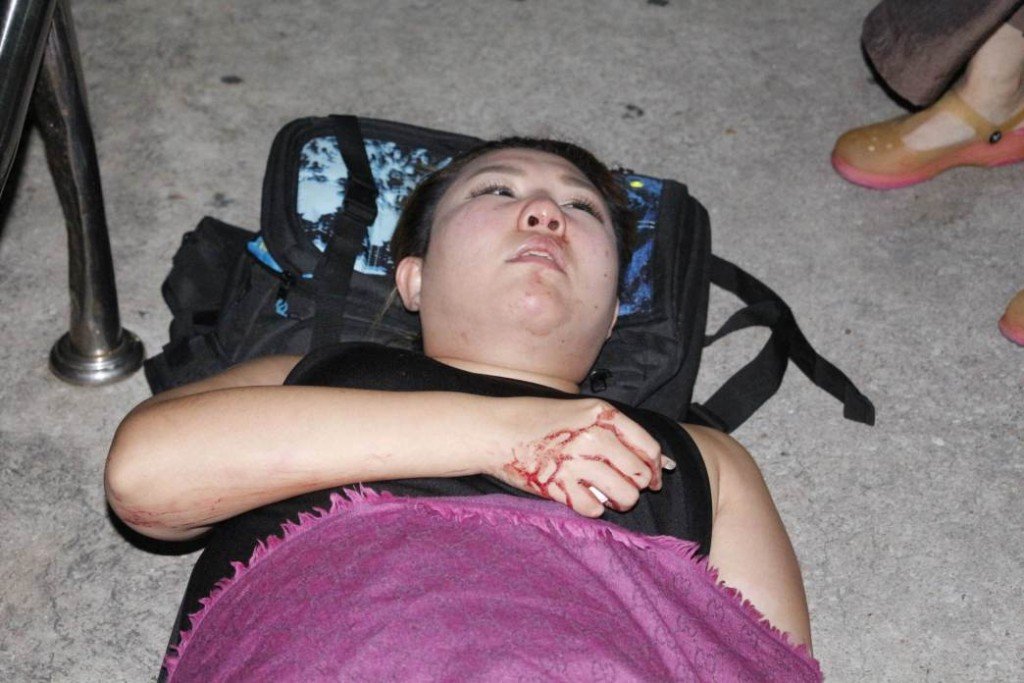 Reiseleiter schlägt eine chinesische Touristin zu Boden