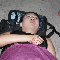 Reiseleiter schlägt eine chinesische Touristin zu Boden