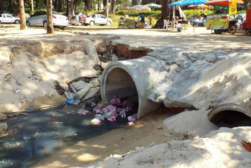 Noch immer wird auf Phuket stinkendes Abwasser über den Strand ins Meer geleitet
